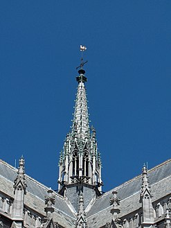 De Sint-Petrus-en-Pauluskerk in Oostende. De dakruiter is versierd met meerdere rijen hogels