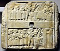 Plaque perforée en pierre montrant deux scènes de libation devant une divinité (sans doute Nanna) et un temple. Ur, v. 2500 av. J.-C. British Museum.