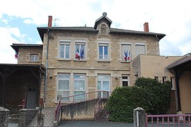 The town hall in Mogneneins