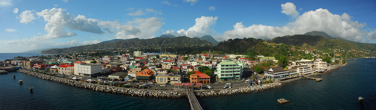 Panorama de Roseau dende'l barcu Cruise.