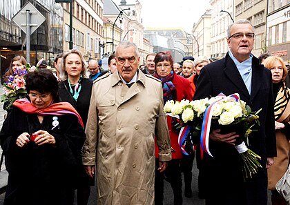 Karel Schwarzenberg a Miroslav Kalousek v roce 2017 při vzpomínkové akci k událostem 17. listopadu 1989 na Národní třídě, které zahájily sametovou revoluci