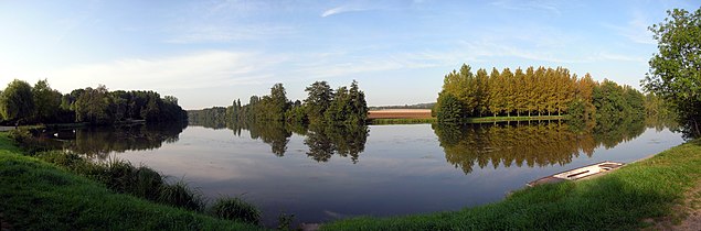 Un coude de l'Yonne à Armeau, entre Joigny et Sens.