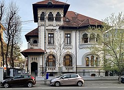 Arhitectura reviviscentă a unui stil național (în cazul ăsta neoromânesc): Casa C.N. Câmpeanu de pe Bulevardul Dacia (București), c.1923, de Constantin Nănescu[23]