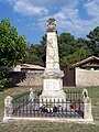 Le monument aux morts près de l'église (août 2013)