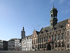 La Grand-Place et le beffroi.