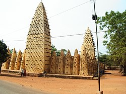 La grande moschea di Bobo-Dioulasso vista nella sua interezza