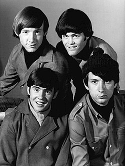 The Monkees, odvrchu zľava: Peter Tork, Micky Dolenz. Dole zľava: Davy Jones, Michael Nesmith.