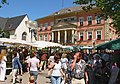 Wochenmarkt mit Rathaus