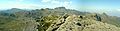 Vista panorâmica do maciço do Itatiaia a partir do cume do morro do Couto. No canto inferior esquerdo da imagem, pode ser visto um pequeno trecho da BR-485 que passa pelo vale do rio Campo Belo.