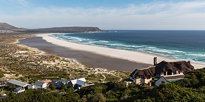 ’n Uitsig oor Noordhoek se strand vanaf Chapmanspiek-rylaan, Kaapse Skiereiland, Suid-Afrika.