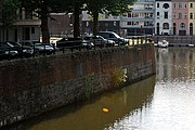 Gedenkplaat in de kademuur aan de Schoolkaai die het restant van het Sint-Jacobsbastion van het Spanjaardenkasteel aangeeft