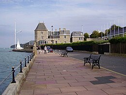 Strandpromenaden och Cowes Castle (klubblokal för Royal Yacht Squadron).