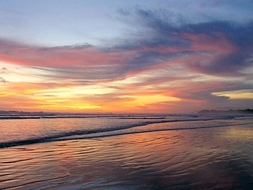 Atardecer en playa Guiones, Nosara. Las playas de esta zona cuentan con un ambiente sereno y abundante vida silvestre.