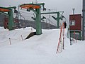 降車停留場がスロープとなっている札幌藻岩山スキー場のシングルリフト 第1リフトA線（2019年3月撮影）