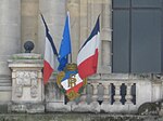 Skild in nasionale kleure begelei deur vlae by die Palais du Commerce, Rennes