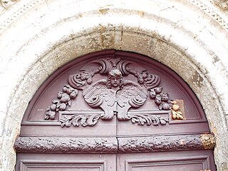 Panneau sculpté au-dessus des portes de l'église.