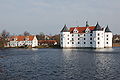 Blick von Westen auf Schloss und Nebengebäude