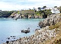 L'entrée de la ria de Brigneau vue depuis la rive est ; le bâtiment en ruine est une ancienne conserverie.