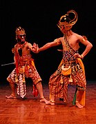 Arjuna dan Cakil dalam pertunjukan wayang wong.