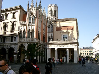 O neogótico Café Pedrocchi em Pádua, Itália (1837)