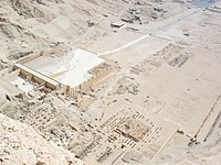 Ba ngôi đền tại Deir el-Bahari nhìn từ đỉnh vách đá phía sau chúng, một phần của ngôi đền Hatshepsut có thể được nhìn thấy phía bên trái, ngôi đền của Thutmosis III ở giữa và ngôi đền của Mentuhotep II ở bên phải