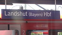 Landshut (Bayern) Hbf (DB-Bahnhofsschild am Bahnsteig)