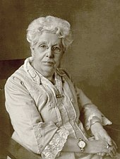 photo portrait d'Annie Besant en 1992, elle porte des lunettes