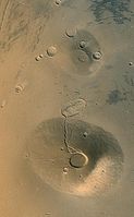 Ceraunius Tholus, um dos muitos vulcões encontrados em Marte. Imagem fotografada pela Mars Global Surveyor.