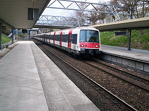 Un MI 84 entre en gare de Cergy-Saint-Christophe.