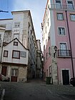 Rua dos Cegos, freguesia di Santa Maria Maior. Un raro esempio di abitazione del XVII secolo sopravvissuta al terremoto di Lisbona del 1755 (n. 20-22) con azulejos in stile seicentesco aggiunti nel 1930; alle spalle il complesso barocco del Convento e Igreja do Menino Deus realizzato nella prima metà del XVIII secolo