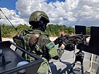 Atirador en un barco del ejército.