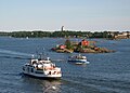 English: A sightseeing ferry and ferry to Suomenlinna Sea Fortress Suomi: Suomenlinnan lautta ja sightseeing -alus