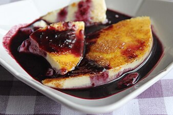 Pudding au colostrum, un dessert islandais, avec du sucre à la cannelle et une sauce aux myrtilles en purée