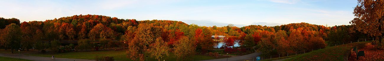 Panoramabild des Ostteils vom zentralen Aussichtshügel auf den Wasserlauf im Herbst