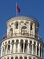 Kepala menara Pisa disertai bendera