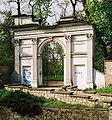 Porta romana, als jardins del palau.