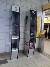 Présentoirs à journaux dans une station.