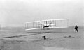 Primer vuelo con motor de la historia. Esta hazaña la consiguieron los hermanos Wright el 17 de diciembre de 1903 con un avión bautizado como el Wright Flyer. Por John T. Daniels.