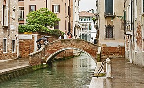 Ponte de la Frescada on rio de la Frescada in Venice