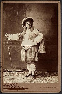 Dans le rôle de Mascarille des Précieuses ridicules de Molière, photographié par Napoléon Sarony en 1888.