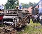 Tröskverk drivet av en traktor