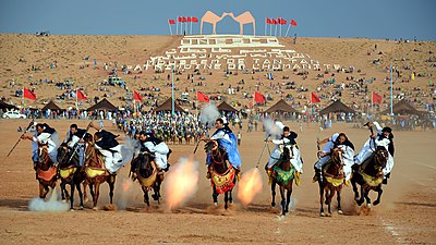 Sahrawi-stamgenote tydens 'n Fantasia-vertoning in Tan-Tan, Marokko.