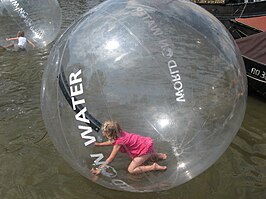 Een meisje in een waterbal tijdens de Havendagen in Gouda