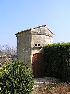 Pigeonnier de l'ancien relais de poste de Cherves.