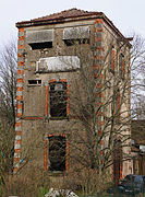 Le même bâtiment fortement dégradé en hiver.