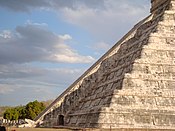 El efecto del descendo de la serpiente observado en el Templo de Kukulcán durante el equinoccio de marzo de 2009