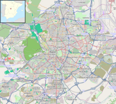 Mapa konturowa miasta Madrytu, blisko centrum na lewo u góry znajduje się punkt z opisem „Uniwersytet Madrycki”