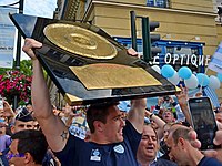 2016 : le bouclier de Brennus remporté par le Racing 92 est présenté aux supporters rassemblés sur la place du Plessis-Robinson.