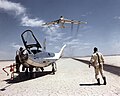 Zkušební pilot americké NASA Bill Dana sleduje, po zkušebním letu s experimentálním letounem Northrop HL-10, startující Boeing NB-52B. Verze NB-52B byla jediným kusem tohoto letounu, upraveným pro vypouštění experimentálního letounu North American X-15 (pod pravým křídlem je vidět závěsník). Edwardsova letecká základna dne 20. května 1969