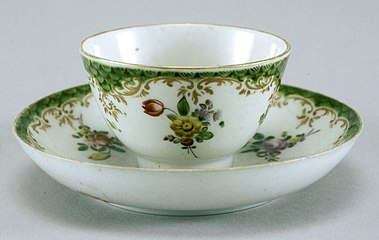 Tasse et soucoupe en porcelaine à décor floral, Venise, Cozzi, seconde moitié du XVIIIe siècle.